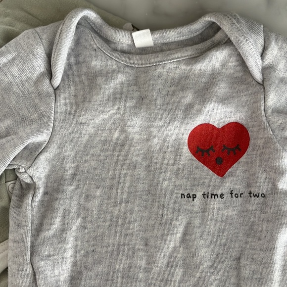 Baby Mori 0-3 months long sleeve bodysuit w/ heart - Picture 2 of 3